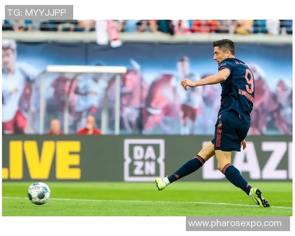 莱万重返德甲战旧主拜仁球迷怒斥其背叛与忘恩负义